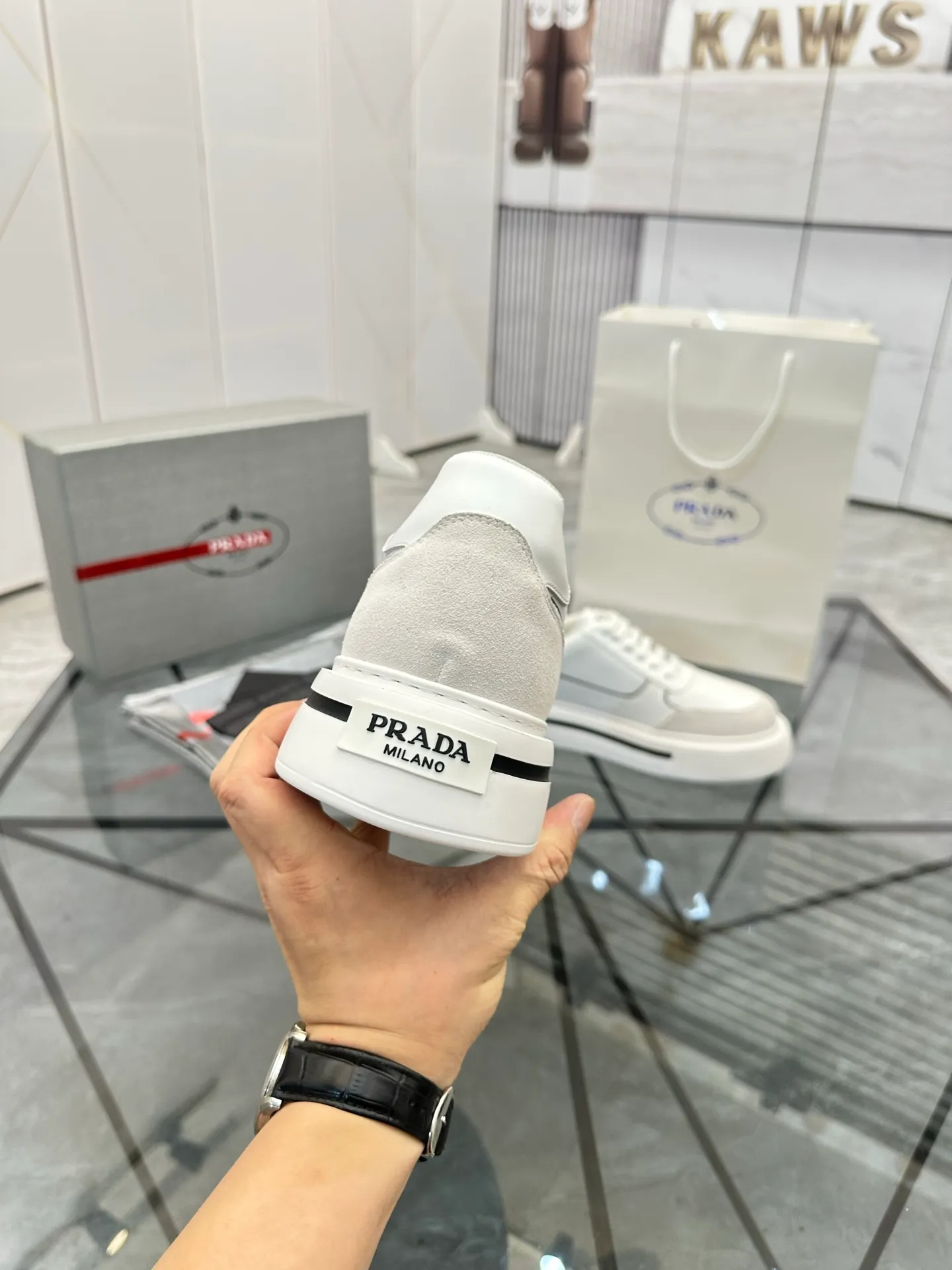 Men's shoes: 💰P580¥ High-end top quality Product trademark: Prada *"Prada*" low-top casual shoes Regular size: 38-45 (can be customized to 46) Product materials: imported first-layer cowhide stitching nubuck leather upper, breathable lining, cowhide foot pads, original ultra-light foam outsole. No.: 001